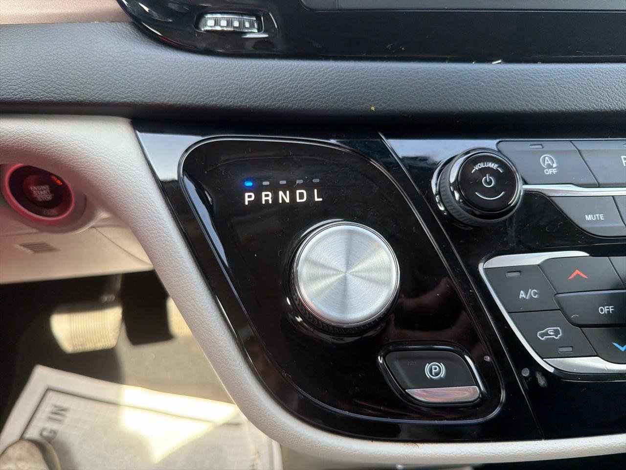 Used 2019 Chrysler Pacifica Touring-L FWD image 25