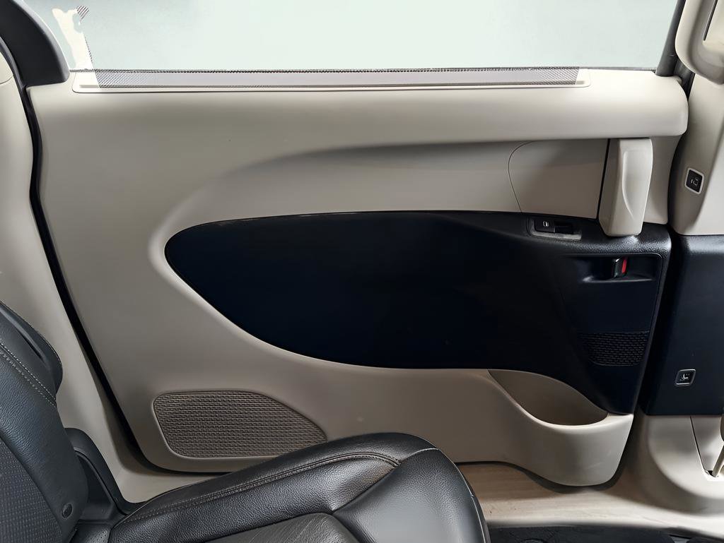 Used 2019 Chrysler Pacifica Touring-L FWD image 20