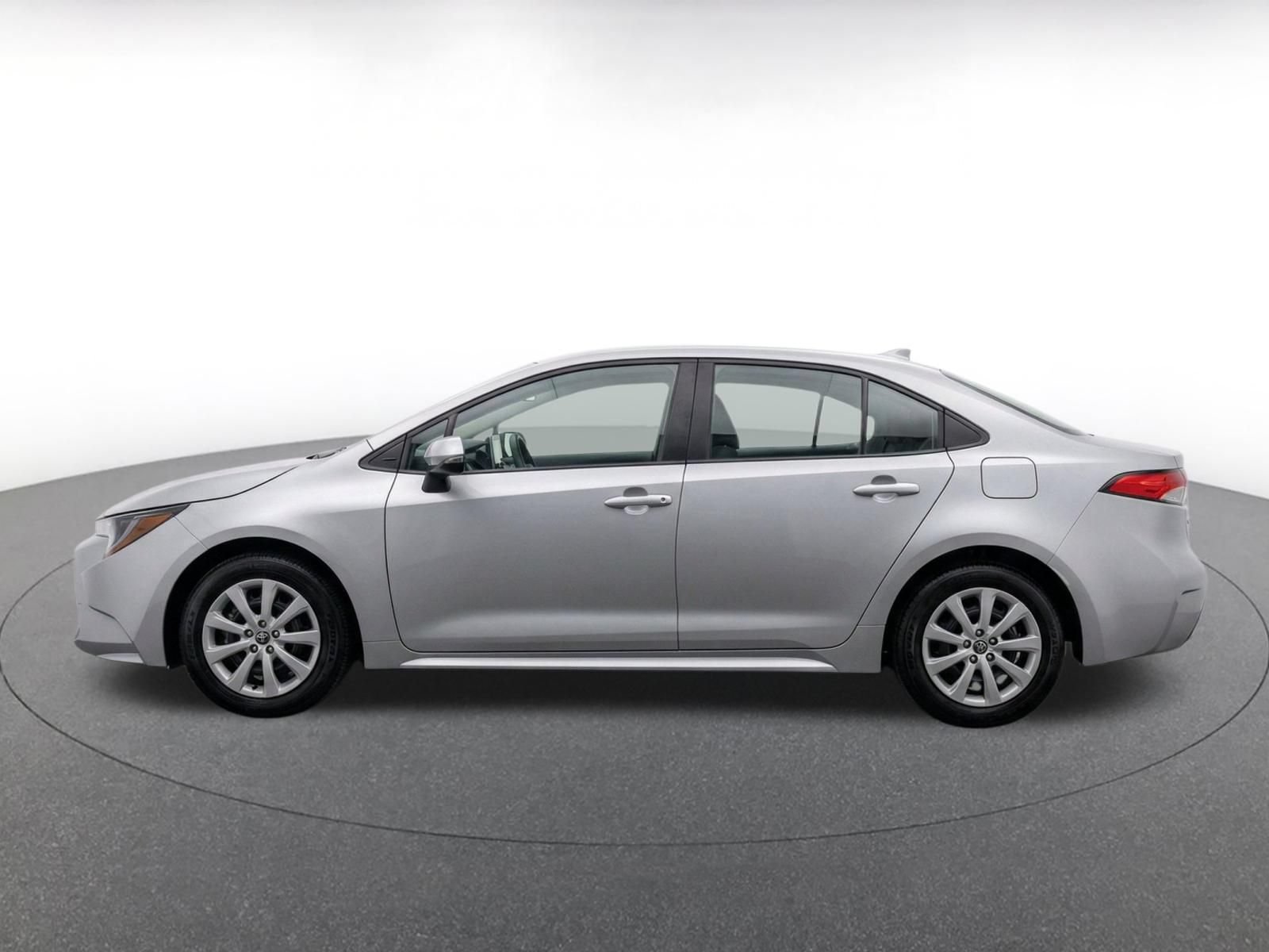 Used 2025 Toyota Corolla LE FWD image 4