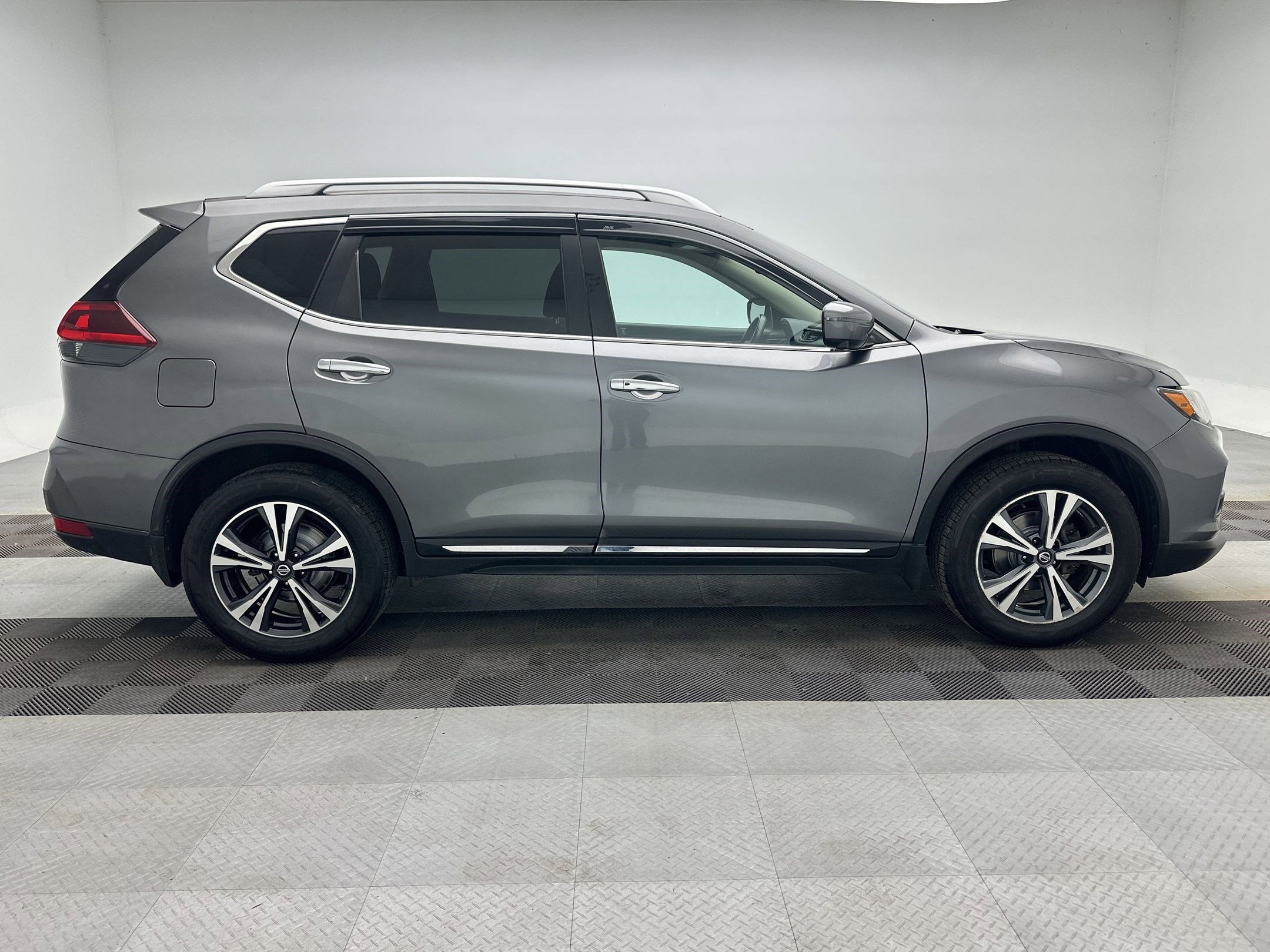 Used 2018 Nissan Rogue SL w/ Premium Package image 8