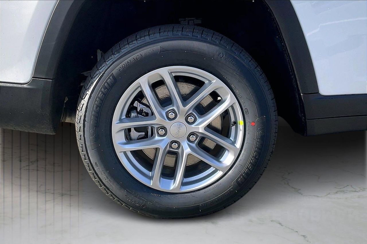 New 2025 Jeep Grand Cherokee L Laredo w/ Luxury Tech Group I image 36