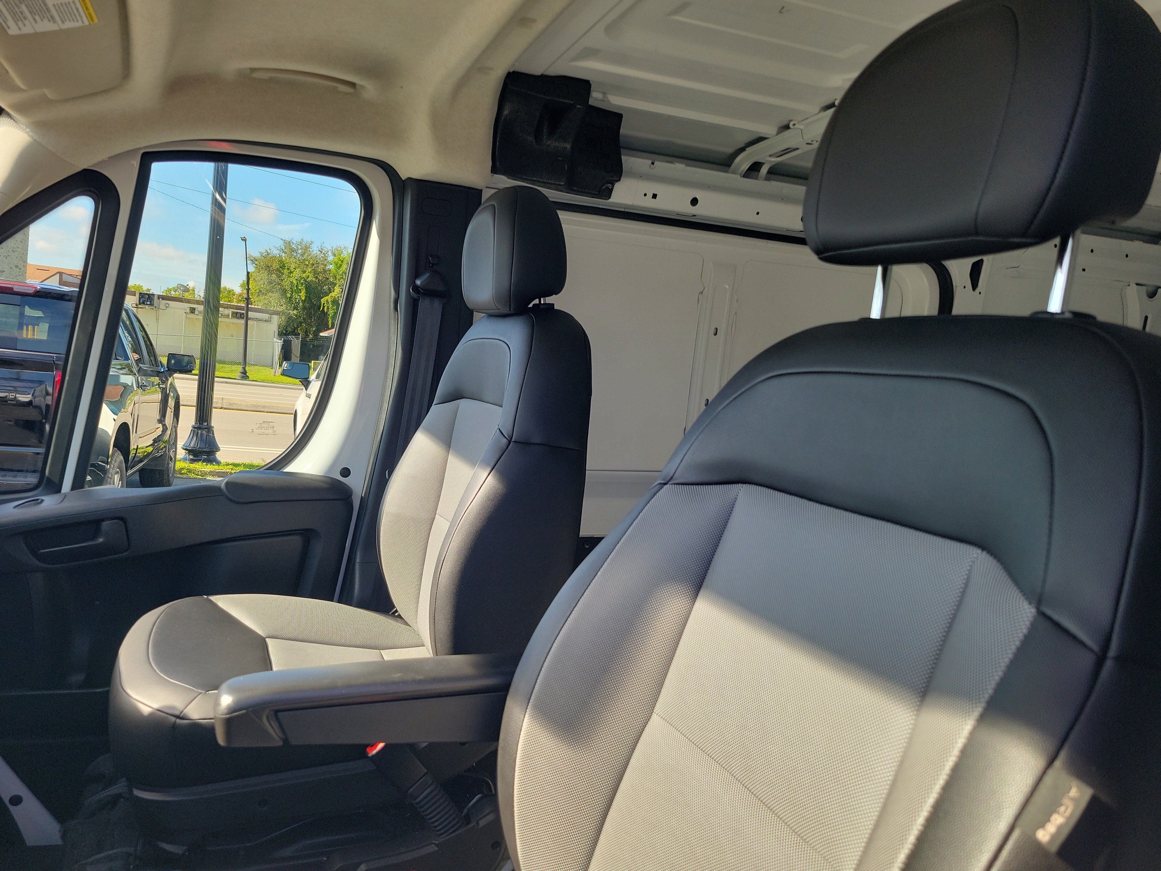Used 2025 RAM ProMaster 2500 w/ Convenience Group FWD image 13