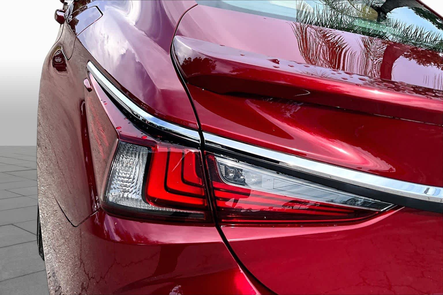 Used 2019 Lexus ES 300h Ultra Luxury w/ Accessory Package 2 FWD image 29