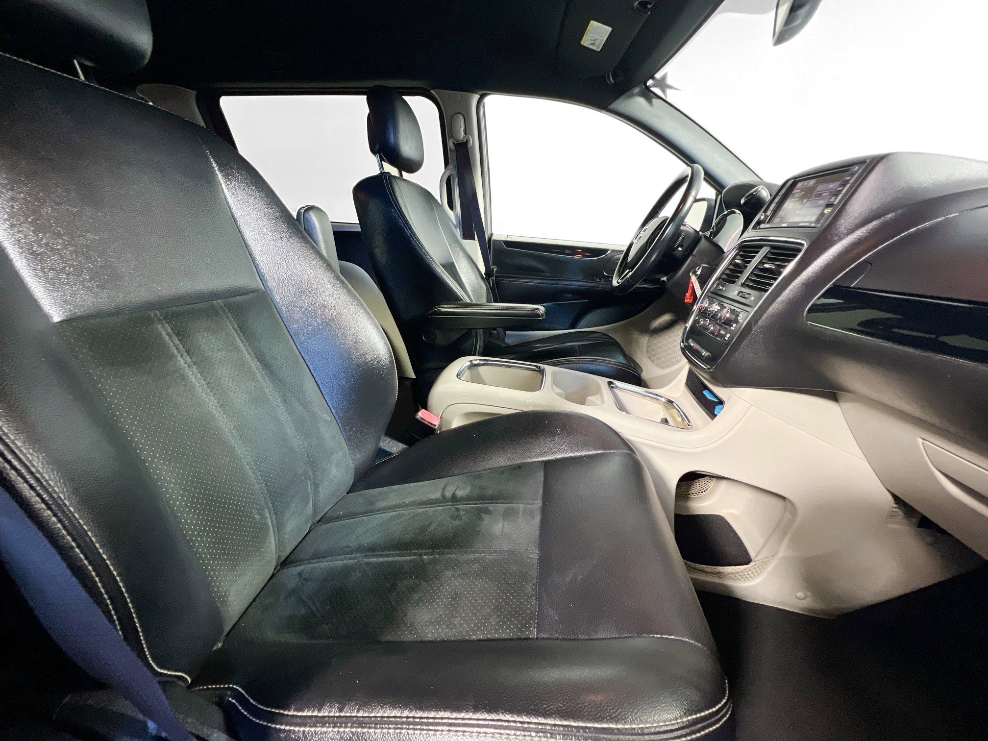 Used 2018 Dodge Grand Caravan SXT FWD image 30