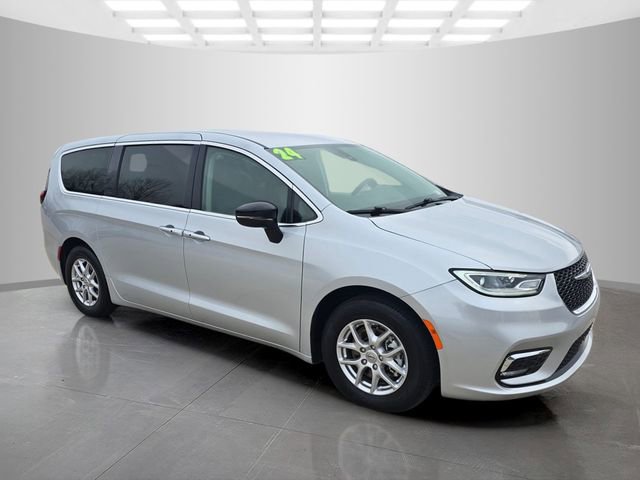 Used 2024 Chrysler Pacifica Touring-L image 3