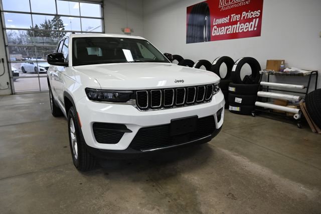 Used 2023 Jeep Grand Cherokee Laredo w/ Luxury Tech Group I AWD/4WD image 3