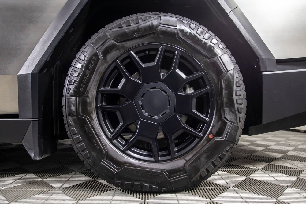 Used 2024 Tesla Cybertruck AWD Crew Cab image 10