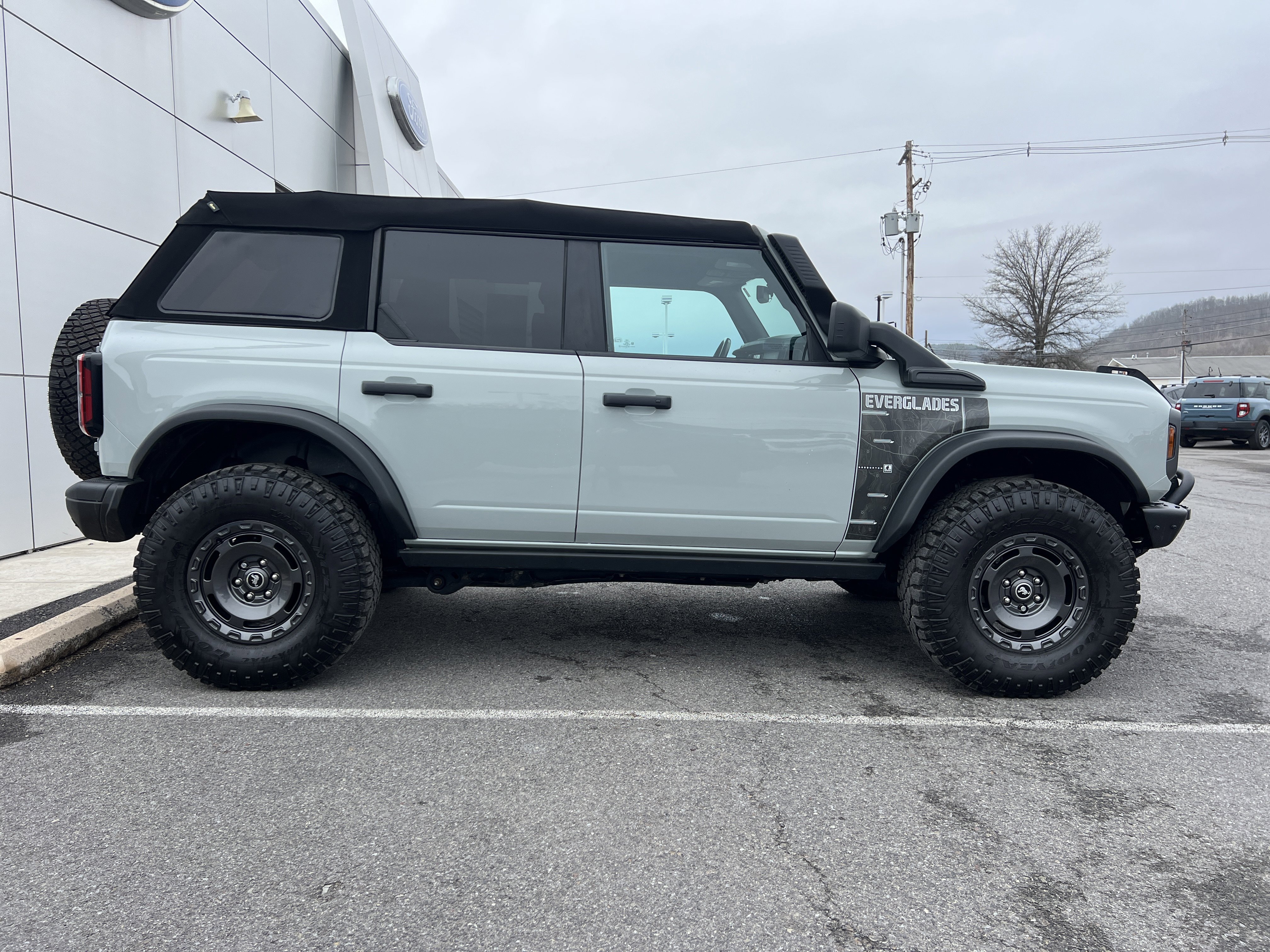 Used 2023 Ford Bronco Everglades AWD/4WD image 2