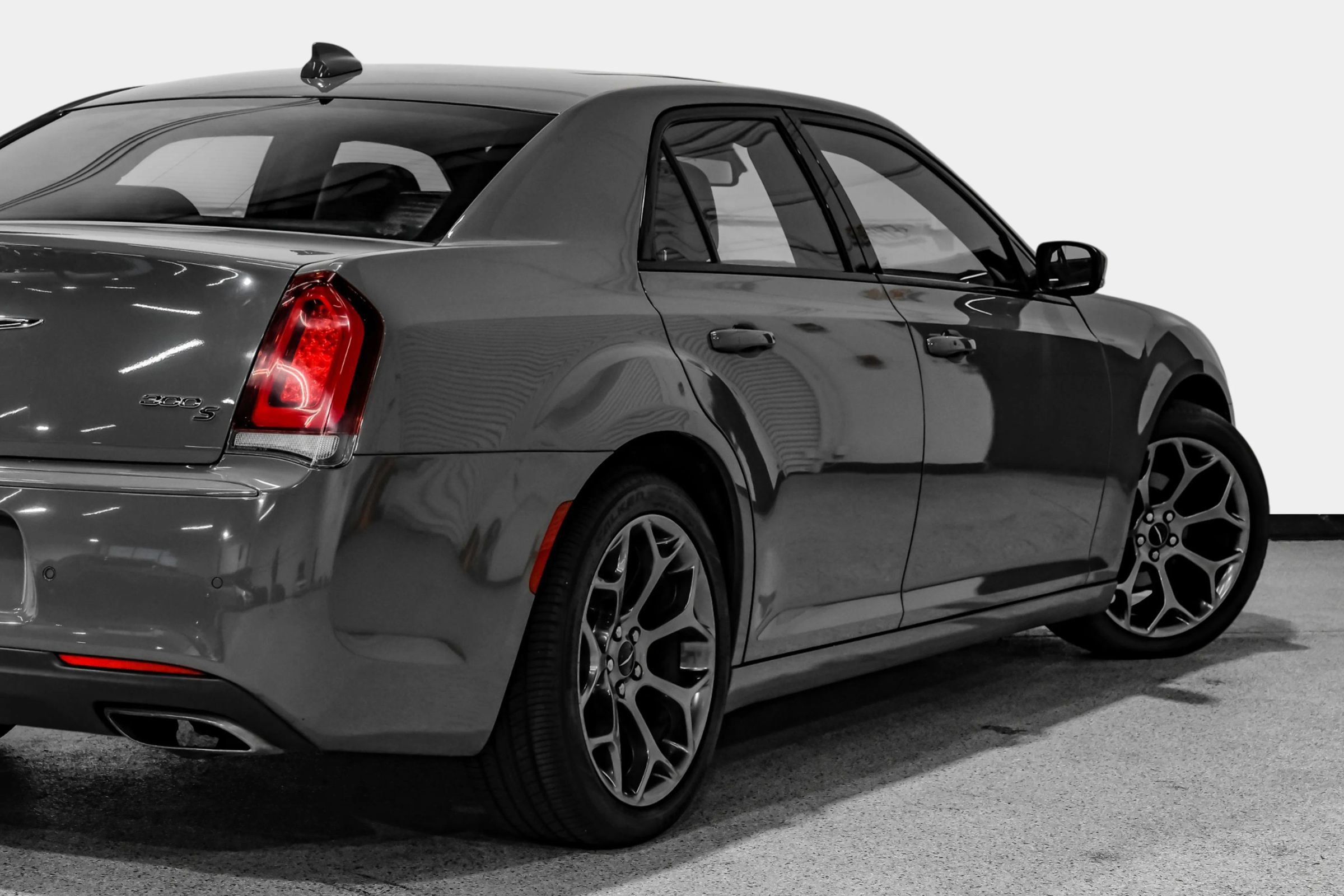 Used 2018 Chrysler 300 S w/ 300S Premium Group RWD image 13