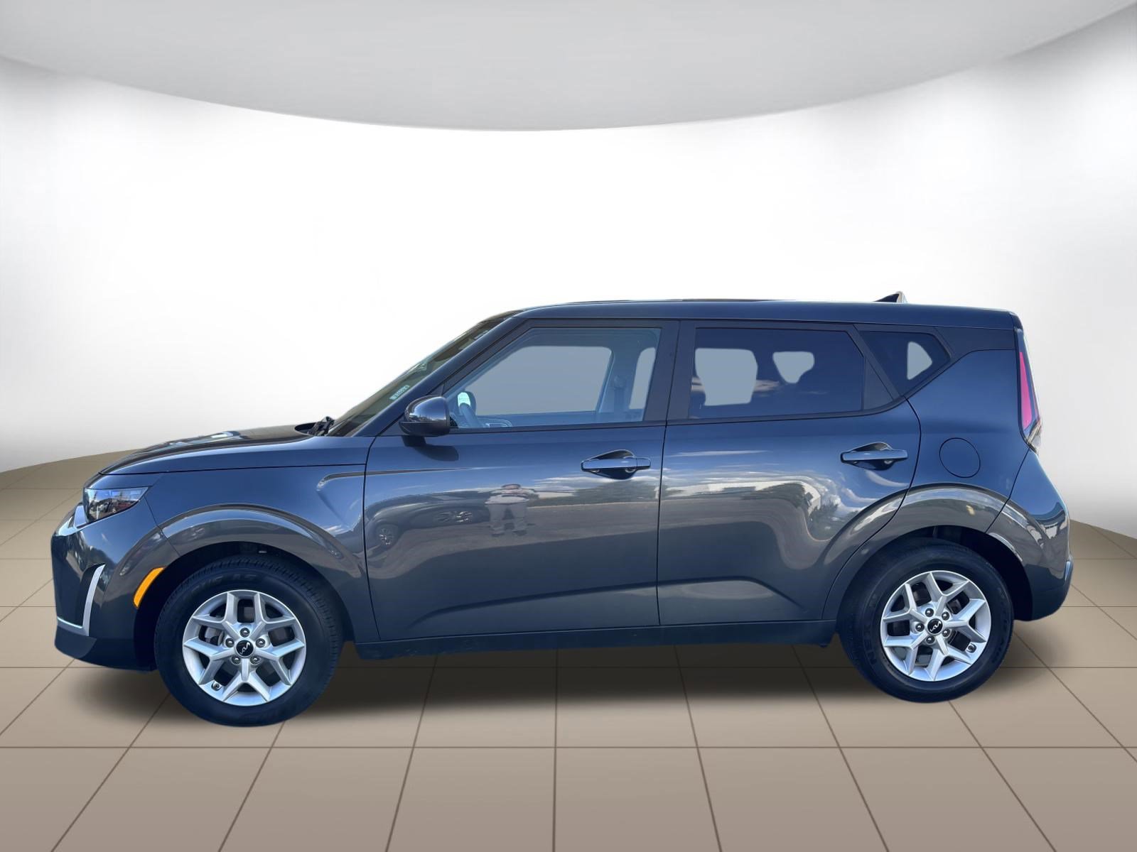 Used 2025 Kia Soul LX w/ LX Technology Package FWD image 4
