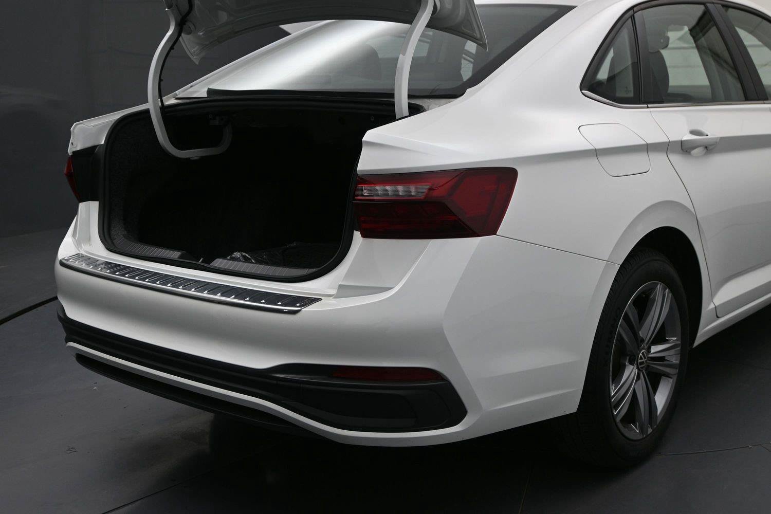 Used 2023 Volkswagen Jetta SE w/ Panoramic Sunroof Package FWD image 12