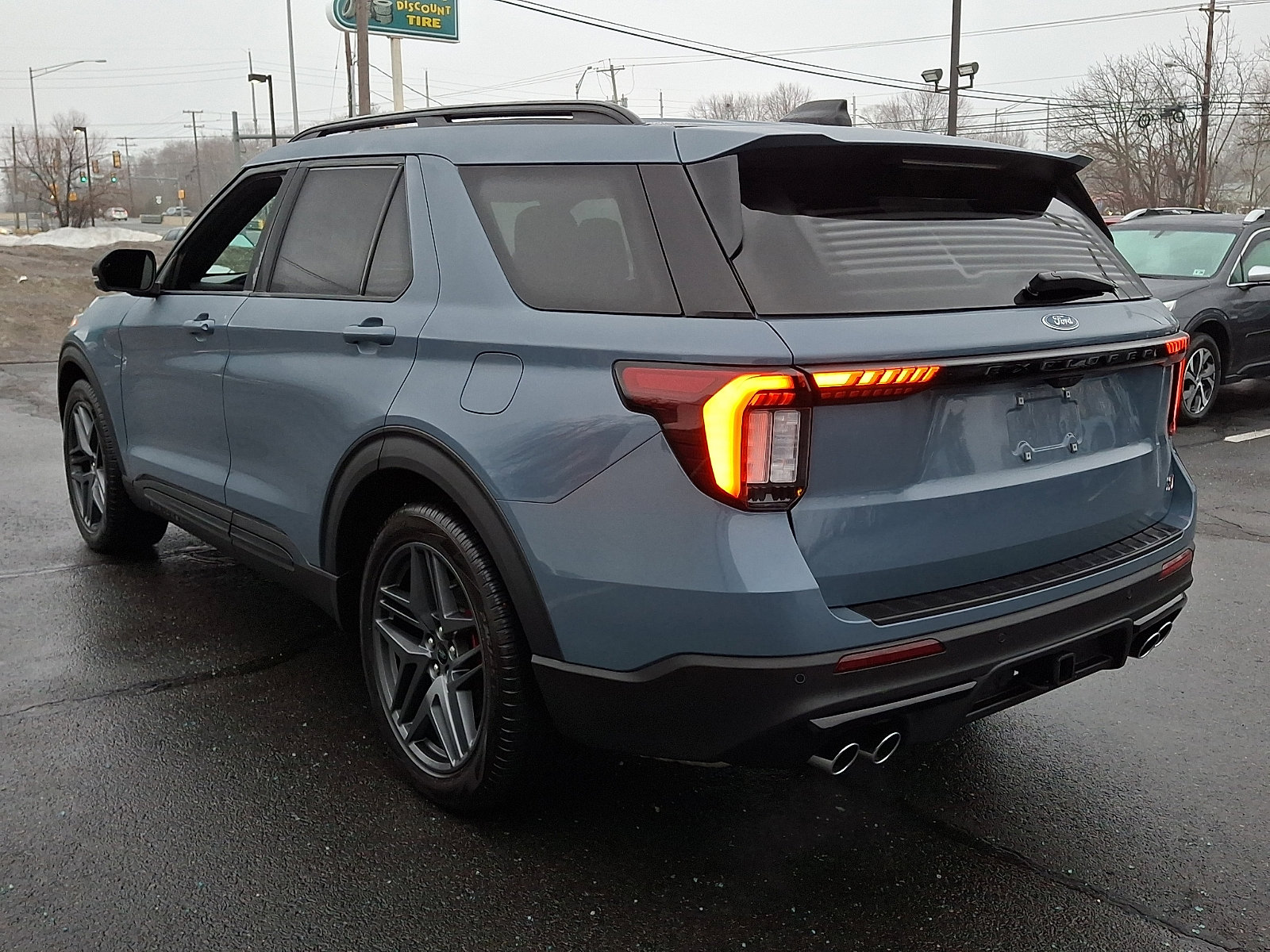 Used 2025 Ford Explorer ST image 4
