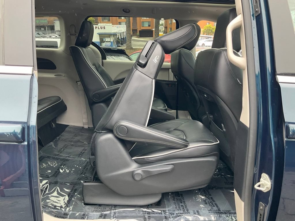Used 2023 Chrysler Pacifica Limited FWD image 56
