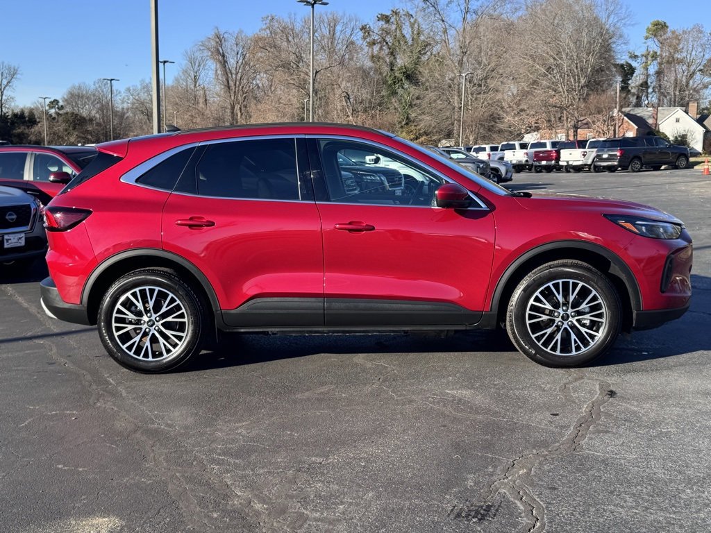Used 2025 Ford Escape SE w/ PHEV Premium Package image 4