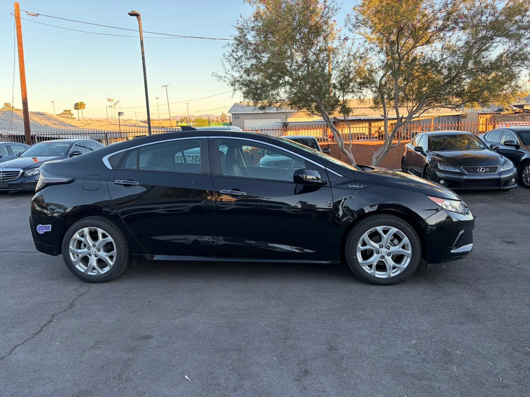 Used 2017 Chevrolet Volt Premier w/ Driver Confidence II Package FWD image 4