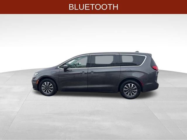 Used 2022 Chrysler Pacifica Touring-L w/ Uconnect Theater Family Group image 4