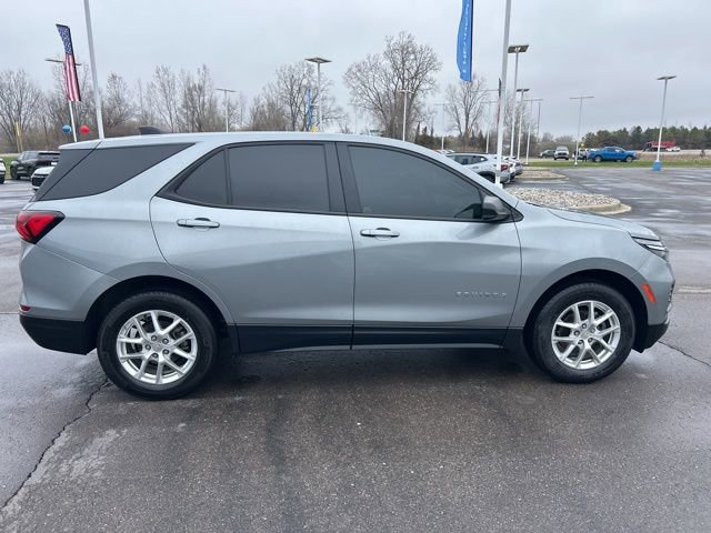 Used 2024 Chevrolet Equinox LS w/ LS Convenience Package image 4