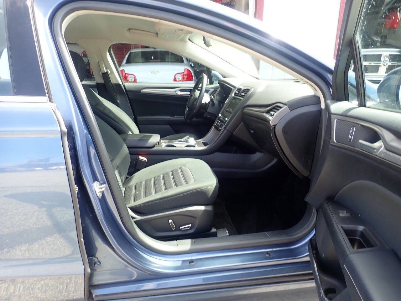 Used 2018 Ford Fusion SE w/ Fusion SE Technology Package image 25