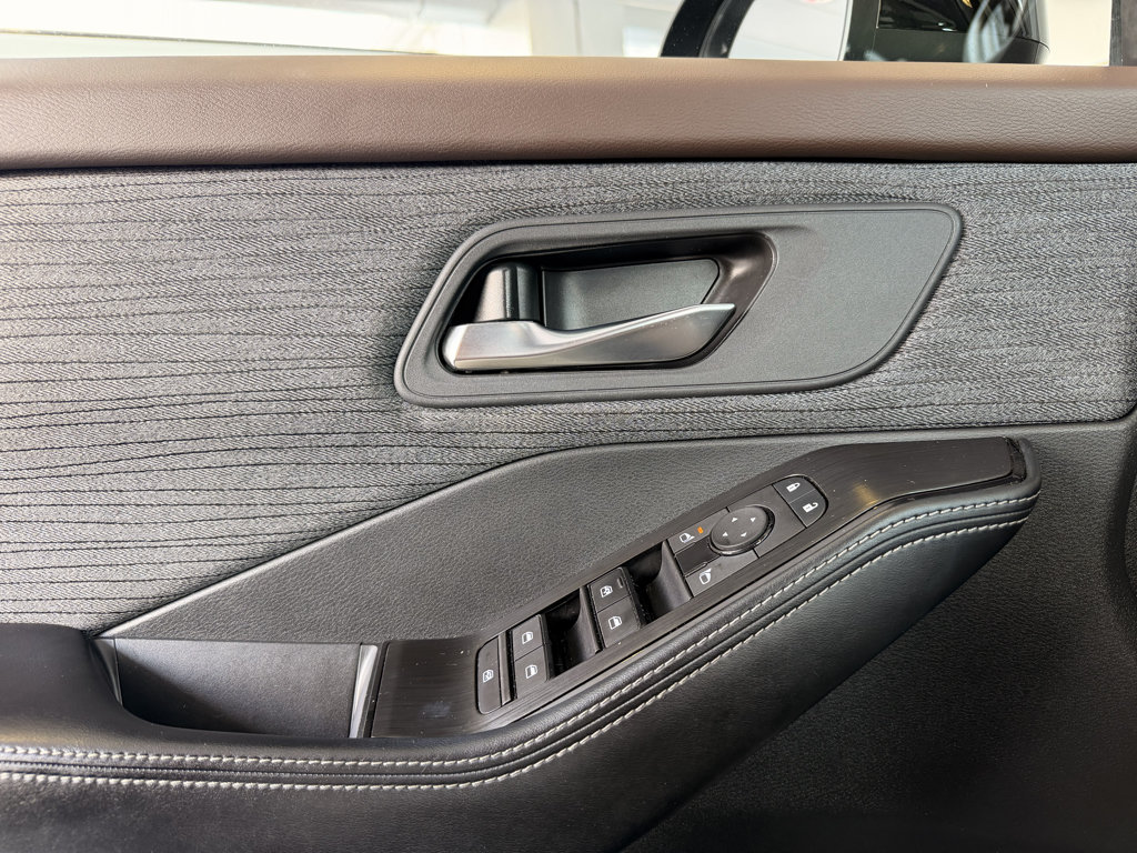 Used 2023 Nissan Rogue SV FWD image 7