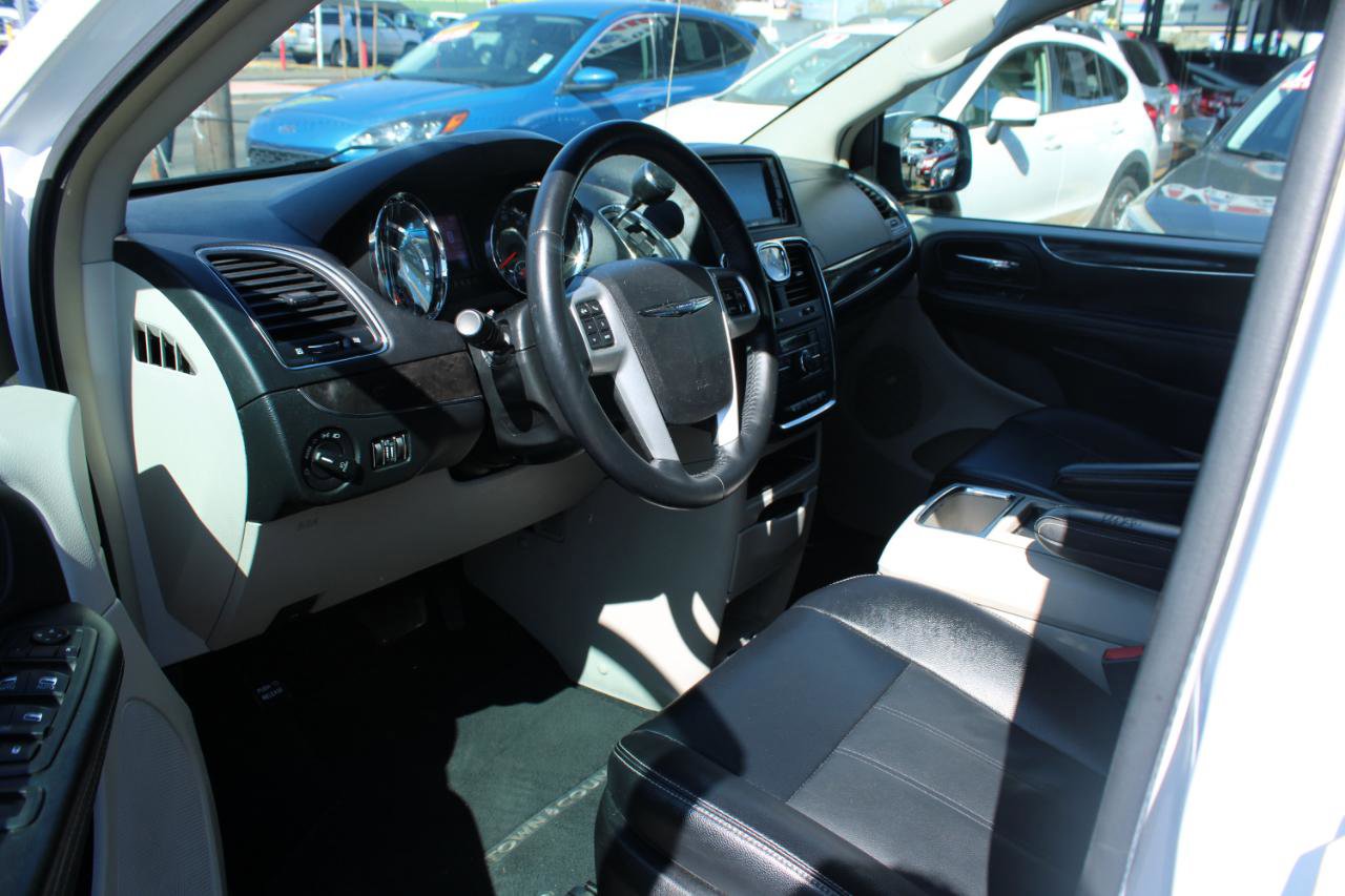 Used 2016 Chrysler Town & Country Touring FWD image 12