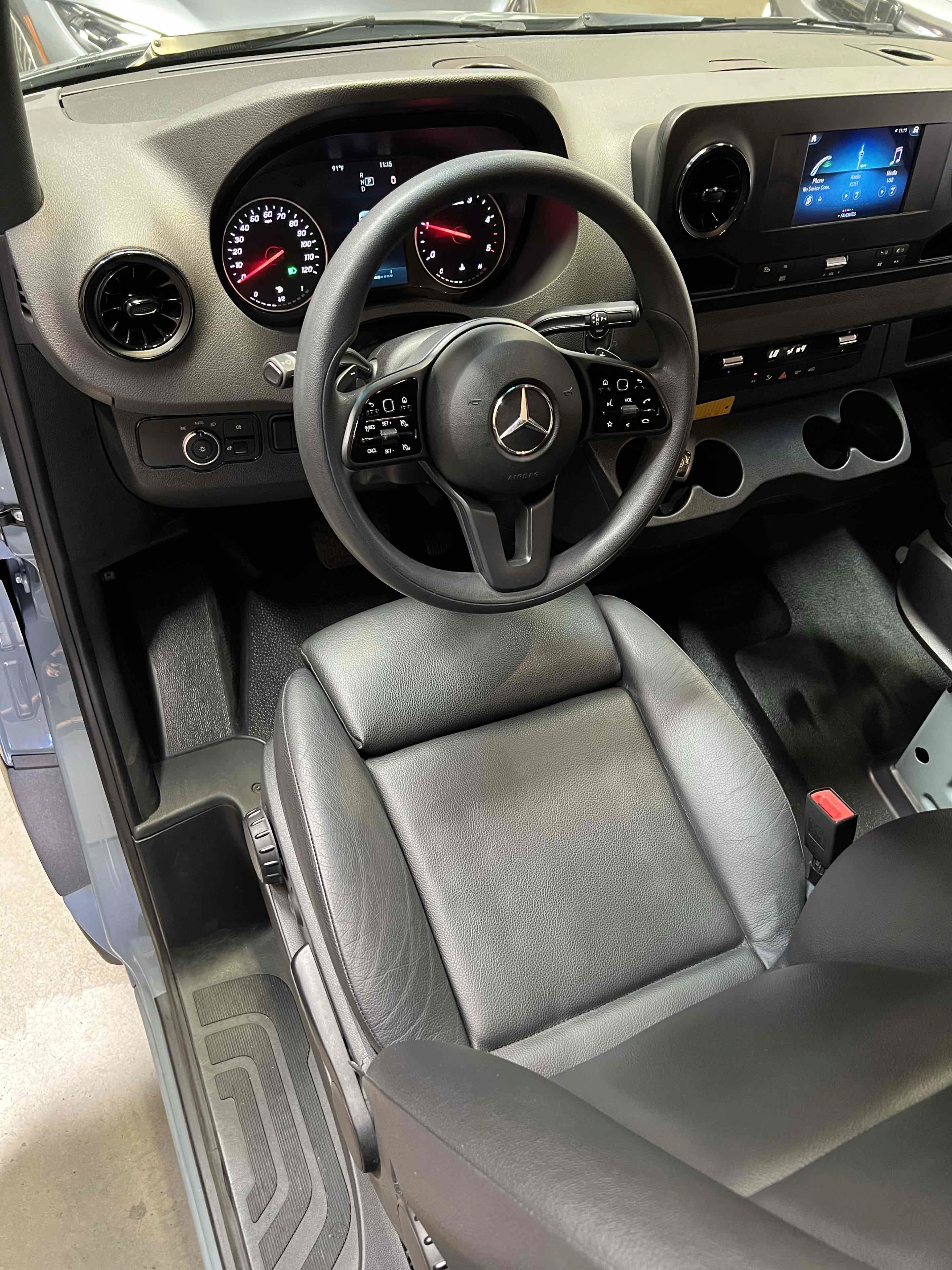 Used 2024 Mercedes-Benz Sprinter 2500 image 33