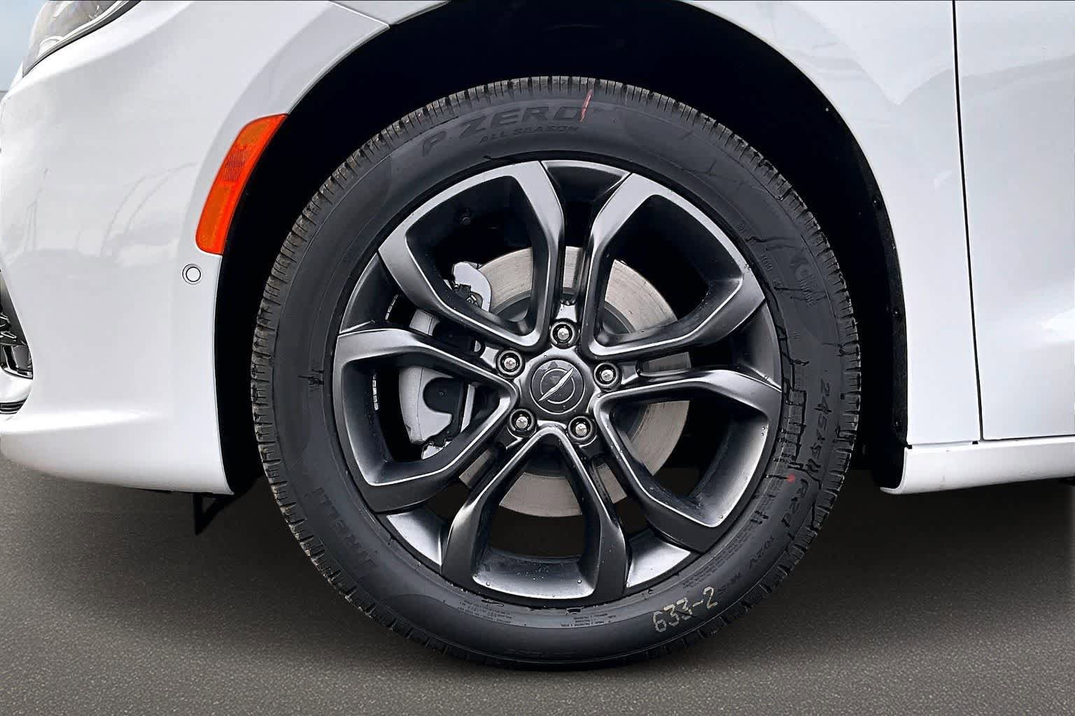 New 2026 Chrysler Pacifica Select AWD/4WD image 8