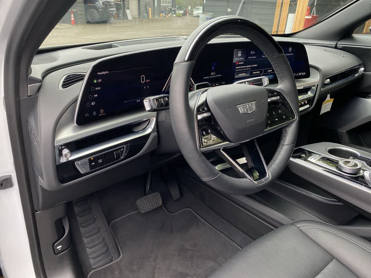 Used 2025 Cadillac Lyriq Luxury AWD/4WD image 2