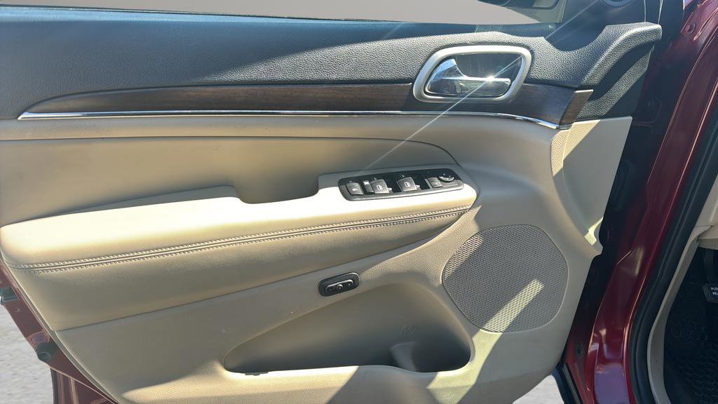 Used 2015 Jeep Grand Cherokee Limited w/ Luxury Group II image 16