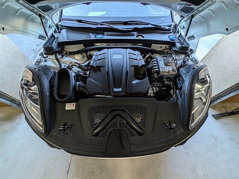 Used 2024 Porsche Macan GTS w/ Sport Chrono Package AWD/4WD image 17