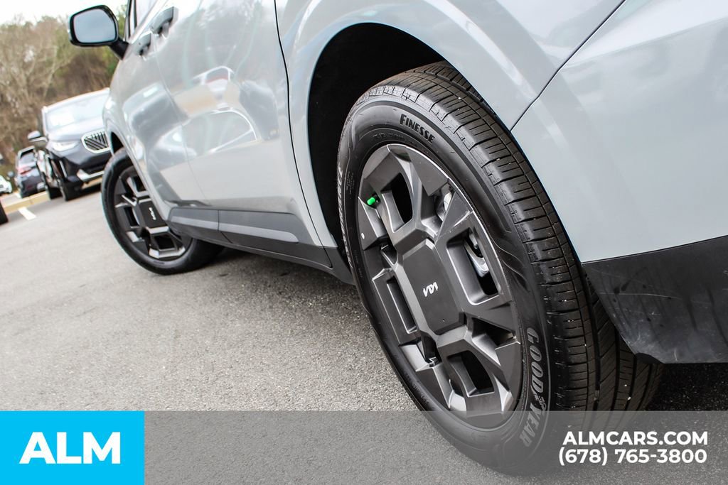 Used 2025 Kia Carnival EX image 15