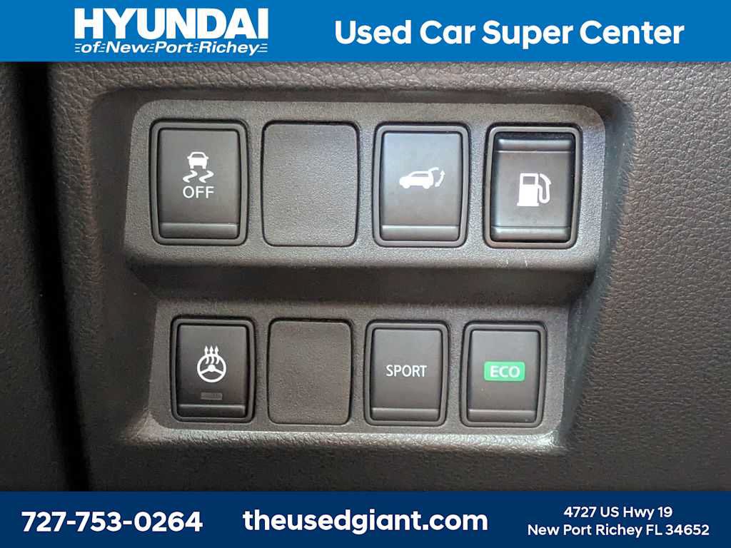 Used 2018 Nissan Rogue SV w/ Premium Package FWD image 30