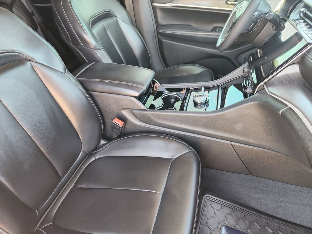 Used 2023 Jeep Grand Cherokee Limited w/ Black Appearance Package image 15