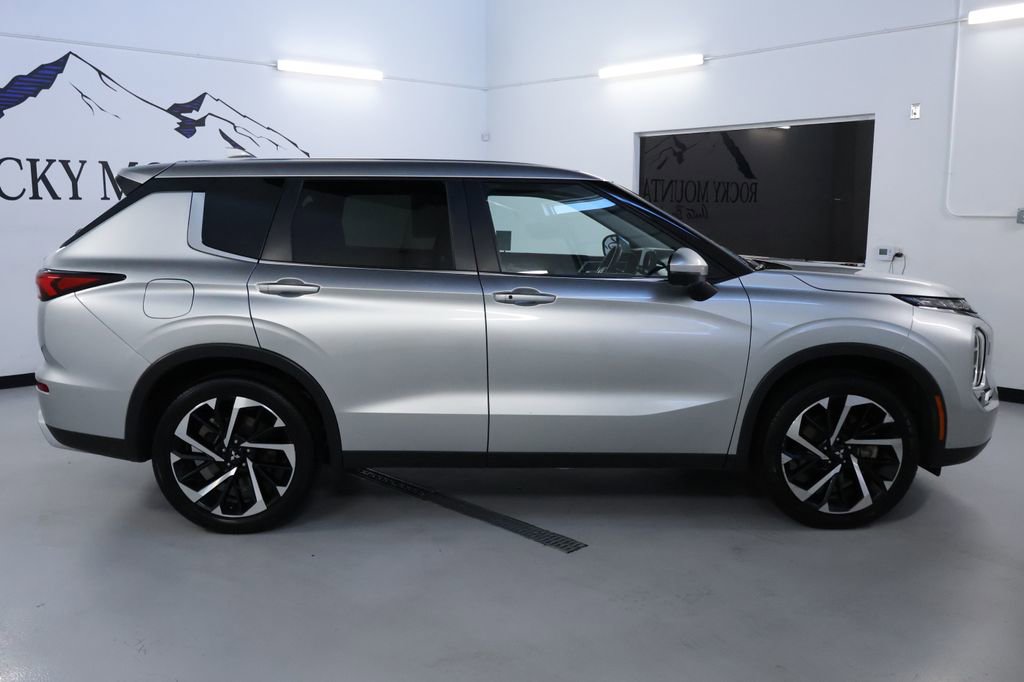 Used 2024 Mitsubishi Outlander SE Black Edition image 8