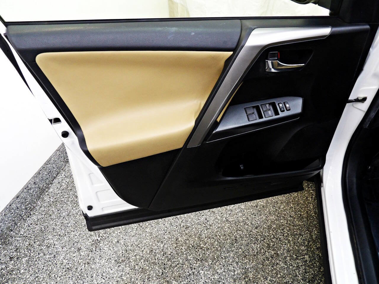 Used 2016 Toyota RAV4 XLE AWD/4WD image 7