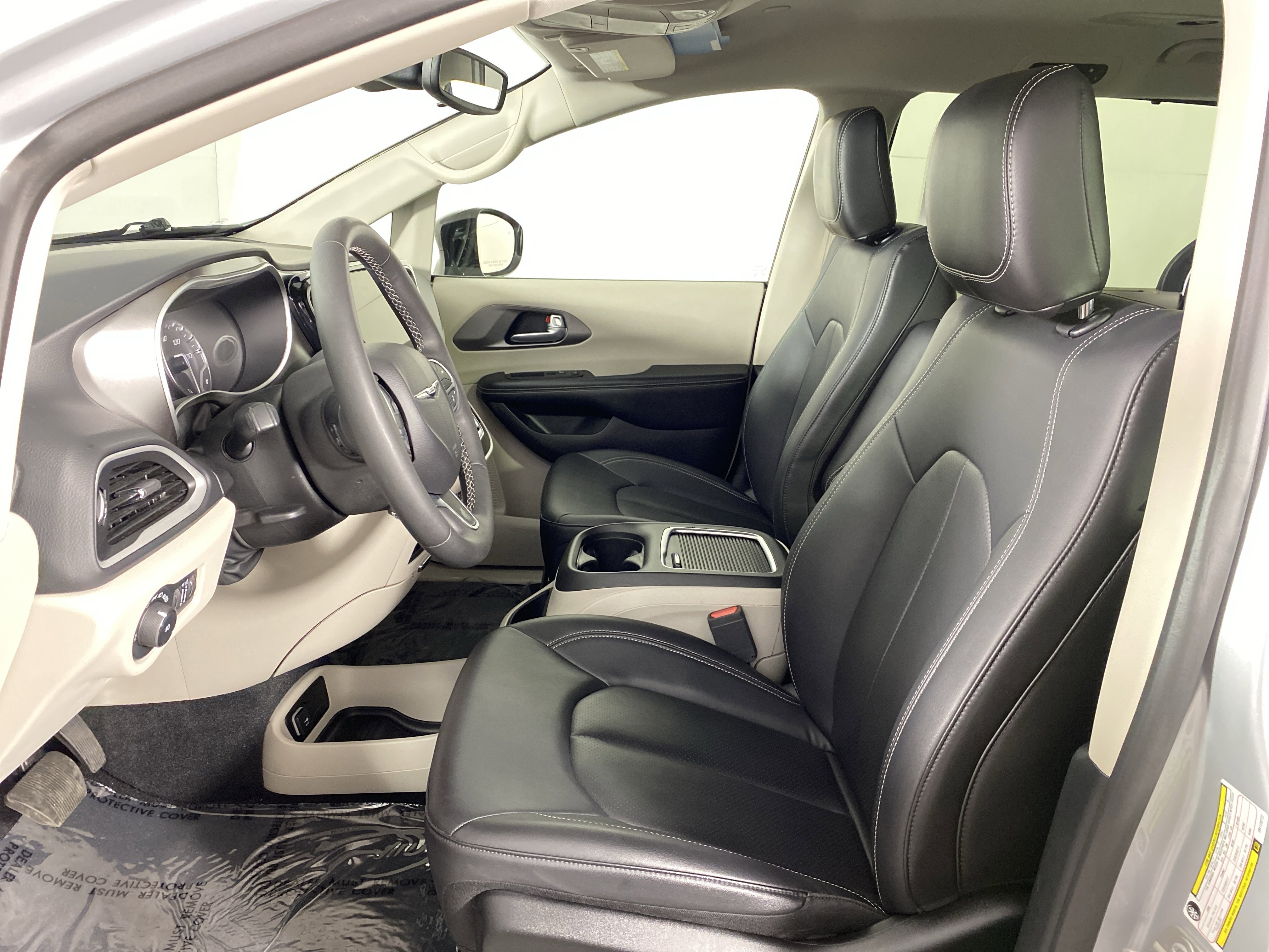 Used 2024 Chrysler Pacifica Touring-L image 15