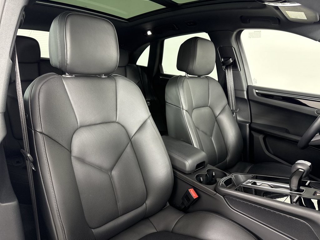 Certified 2025 Porsche Macan AWD/4WD image 24