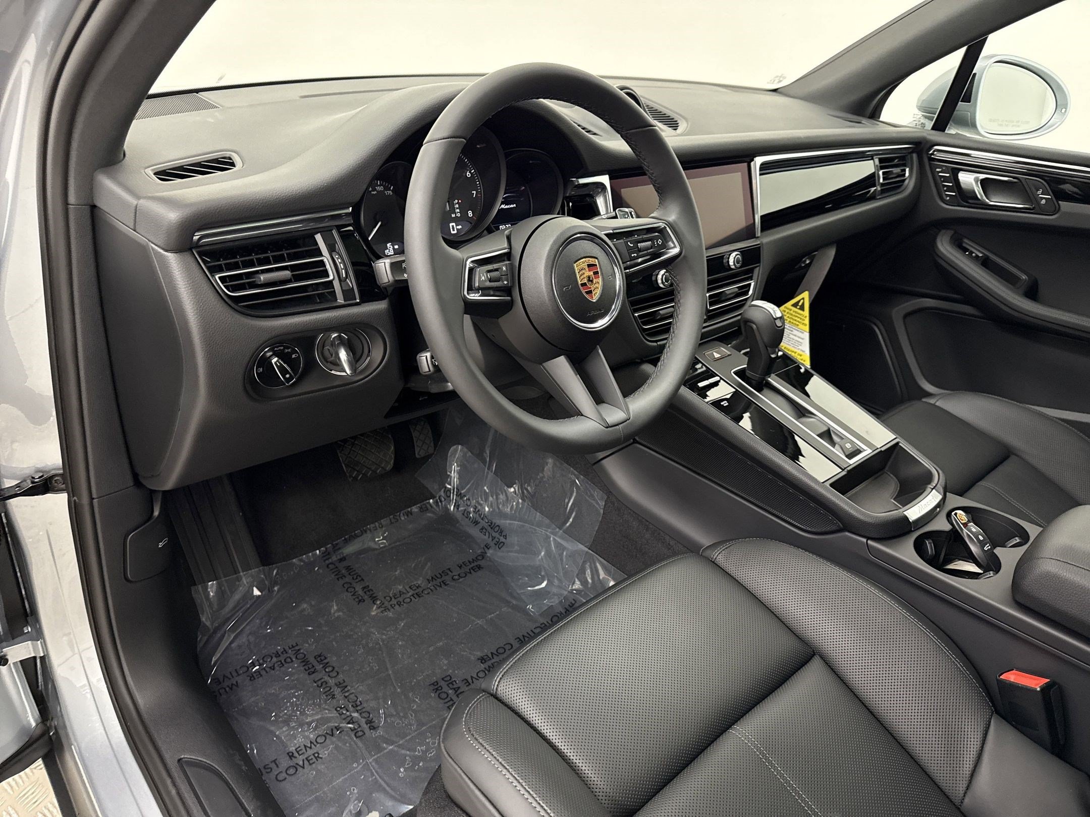 Used 2025 Porsche Macan AWD/4WD image 4