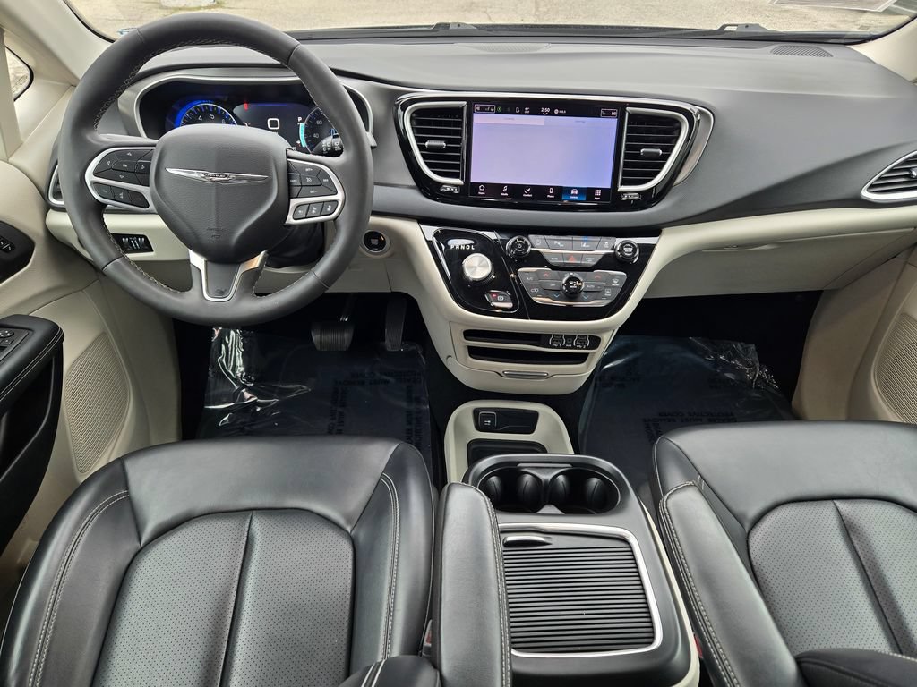 Used 2023 Chrysler Pacifica Touring-L FWD image 28