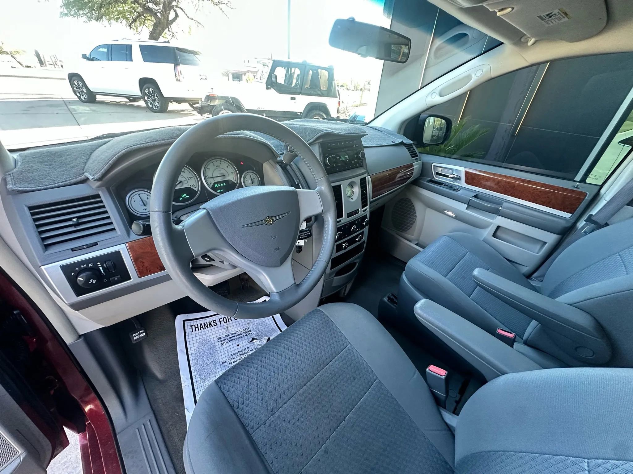 Used 2009 Chrysler Town & Country Touring image 17