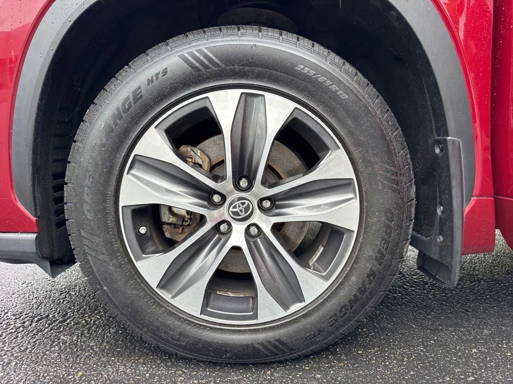 Used 2021 Toyota Highlander XLE AWD/4WD image 28