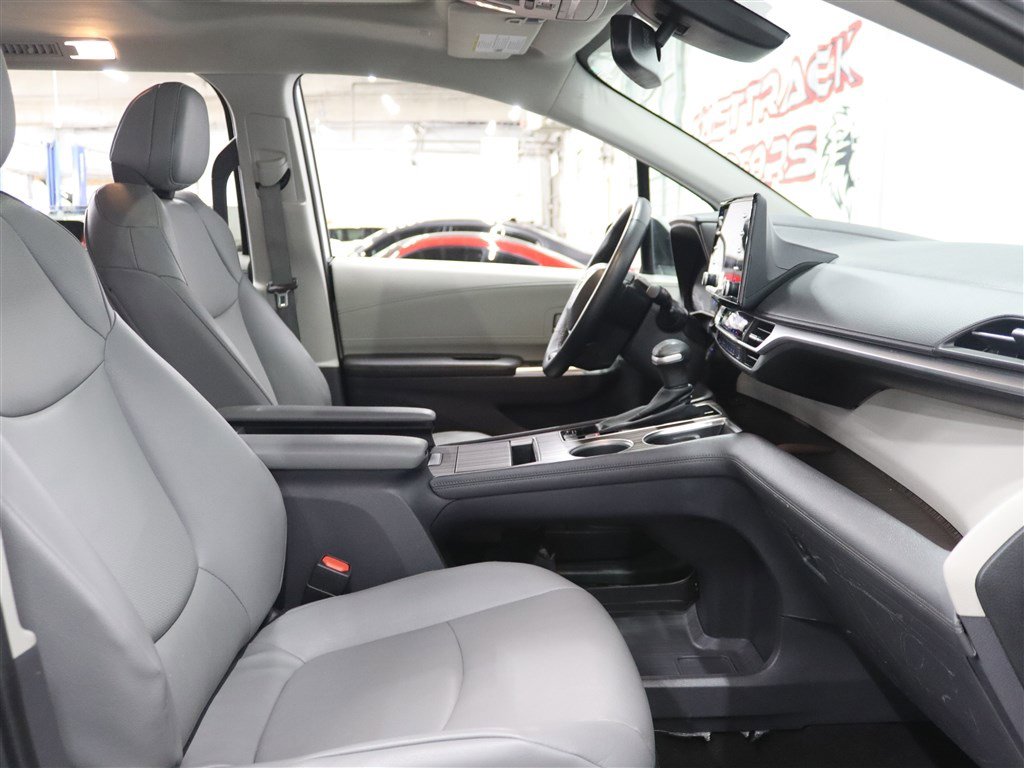Used 2023 Toyota Sienna XLE image 16