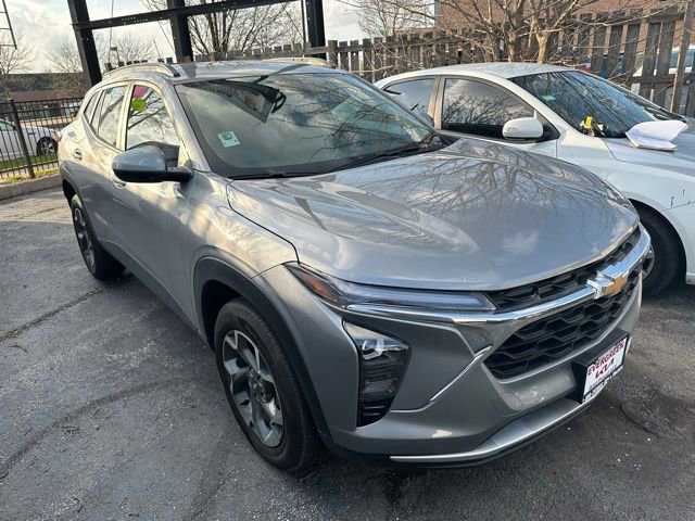 Used 2025 Chevrolet Trax LT FWD image 3