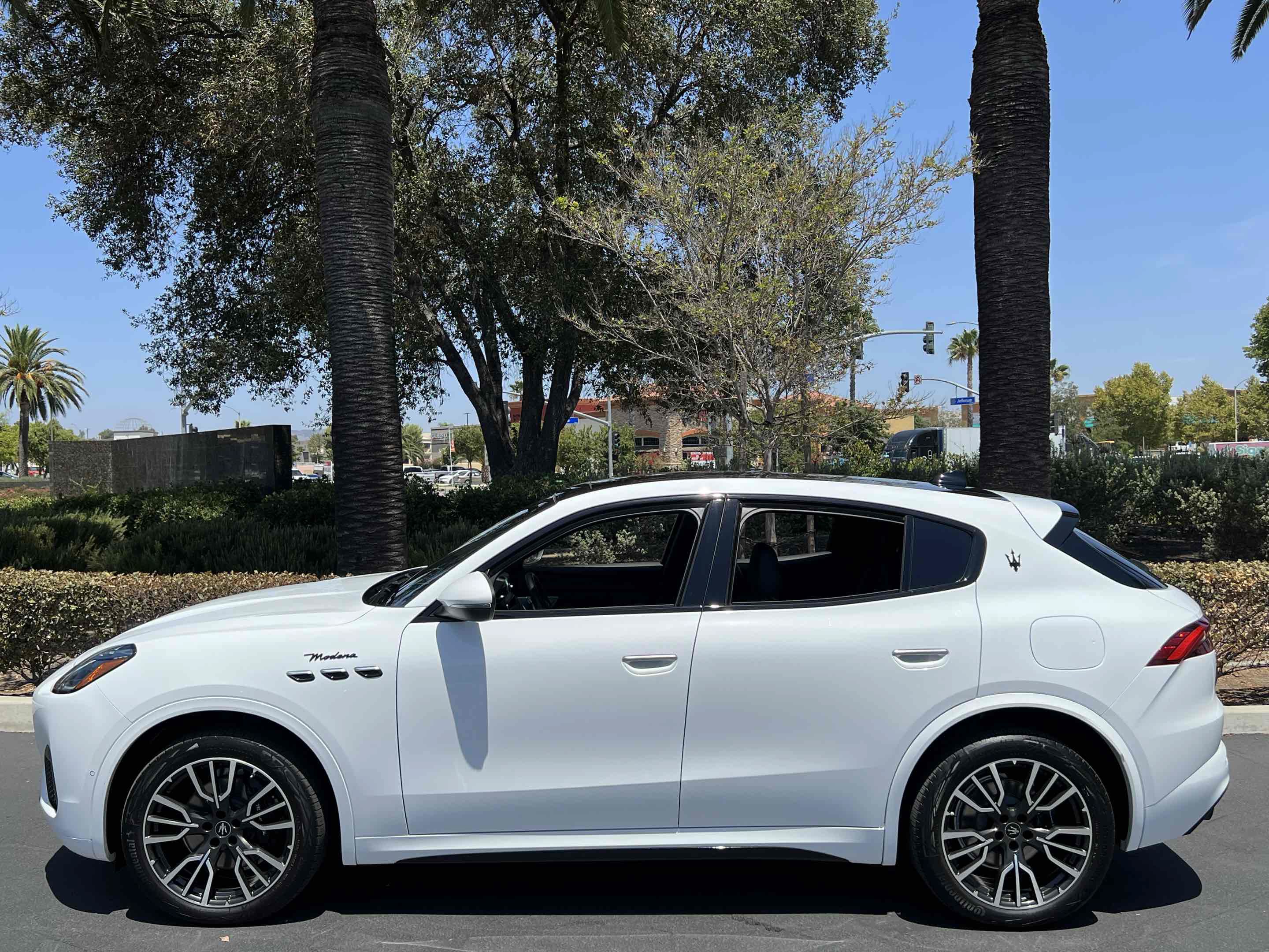 Used 2023 Maserati Grecale Modena AWD/4WD image 17