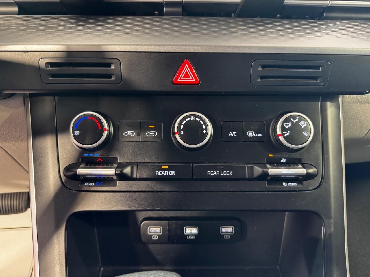 Used 2023 Kia Carnival LX FWD image 24