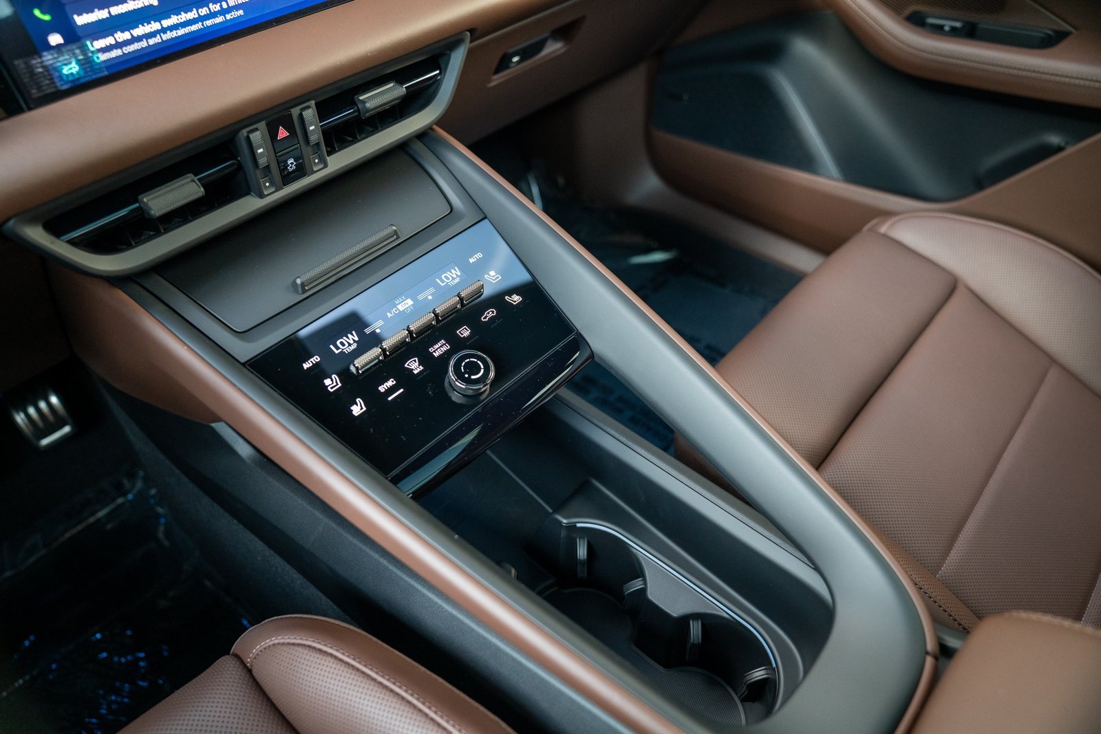 Certified 2025 Porsche Macan Turbo Electric AWD/4WD image 20