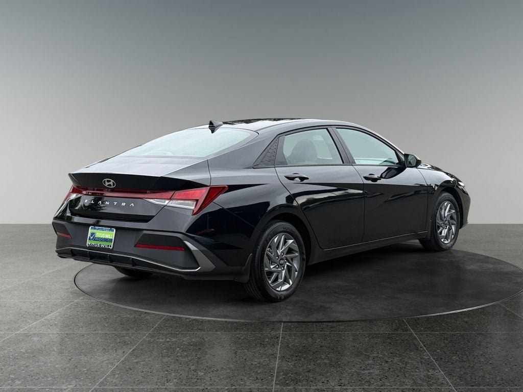 Used 2024 Hyundai Elantra SEL FWD image 9