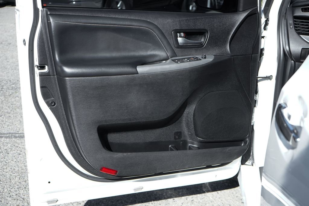 Used 2016 Toyota Sienna SE image 16