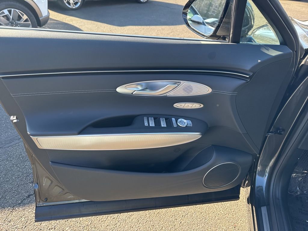 Used 2025 Genesis GV70 2.5T Select w/ Select Package image 17