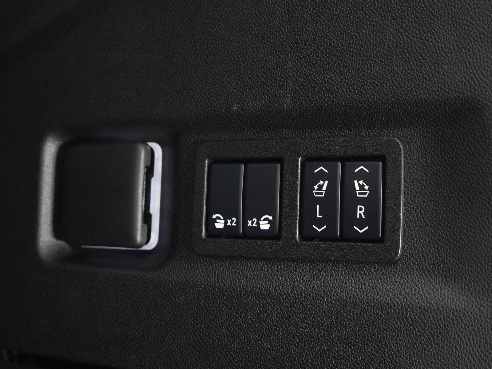 Used 2025 GMC Yukon XL Denali AWD/4WD image 9