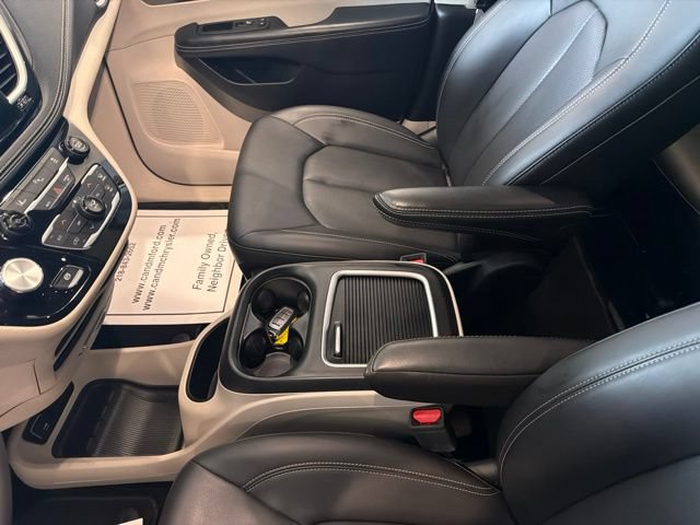 Used 2023 Chrysler Pacifica Touring-L FWD image 13